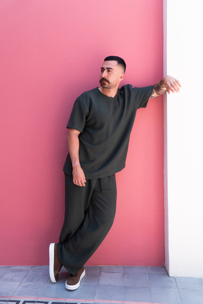 Trousers with laces